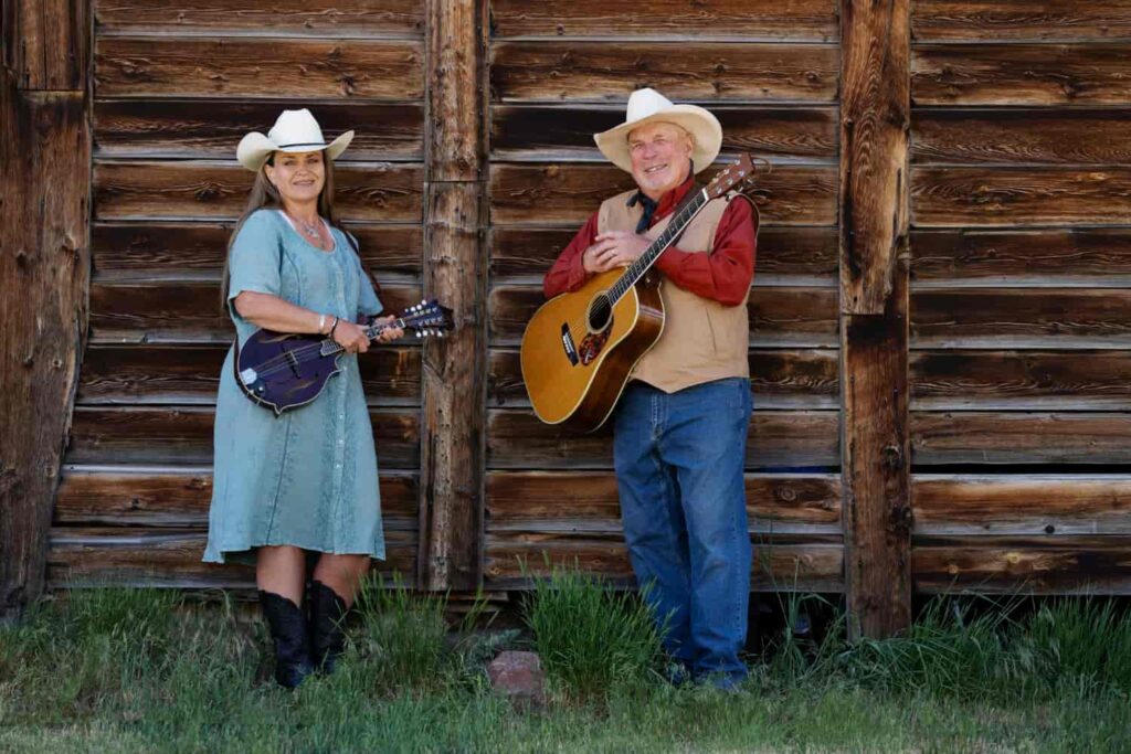 danses country les plus dansées : un couple tient des guitares