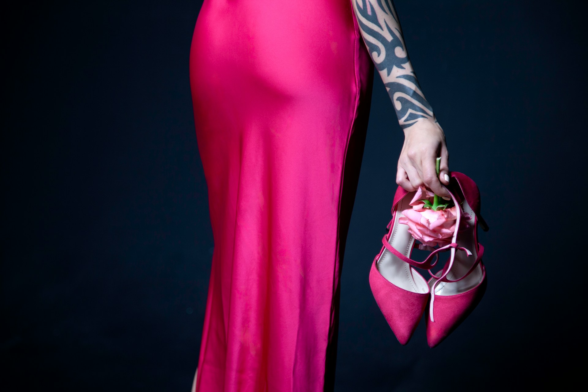 Danse en talon : une femme tient une paire de talon dans la main