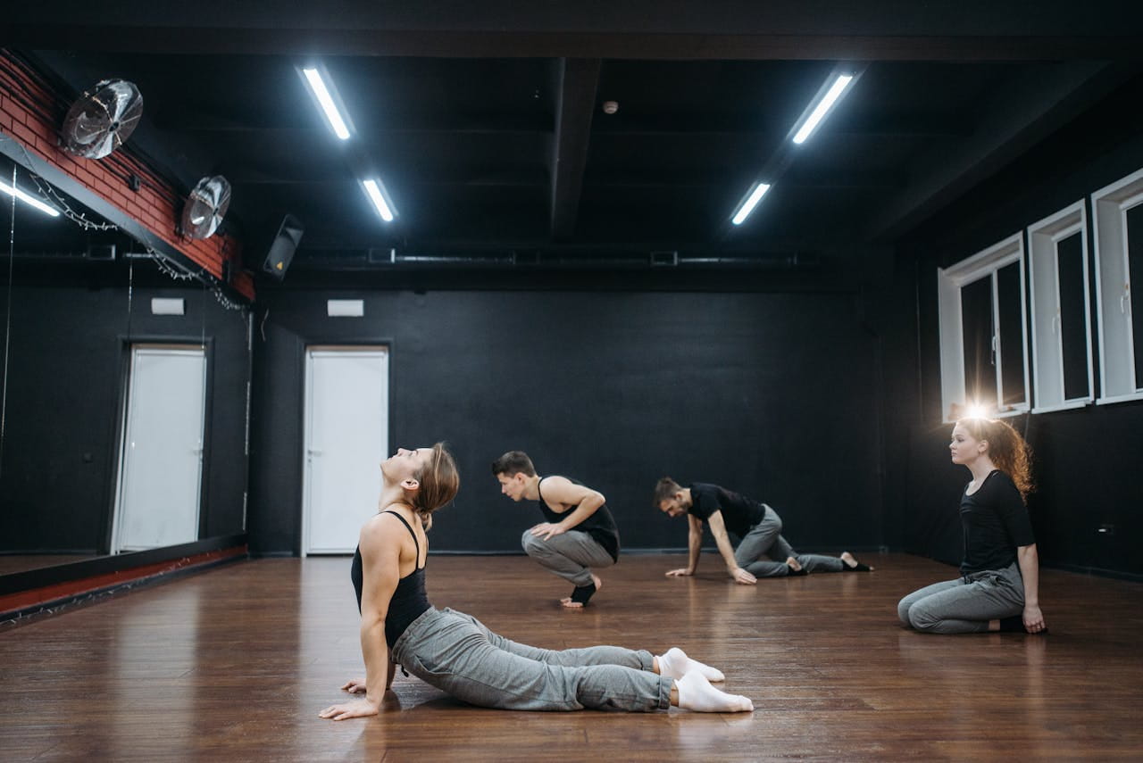 Echauffement danse : un groupe s'échauffe avant le cours de danse