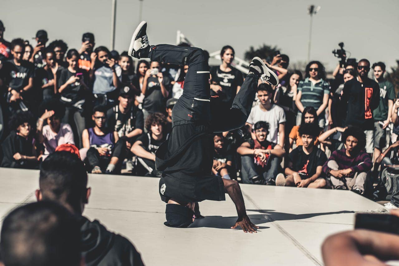 danse urbaine : un homme fait du breakdance