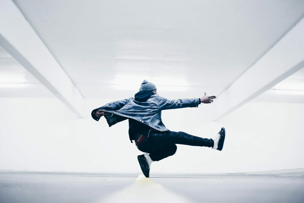 Initiation breakdance : une personne fait une figure de breakdance