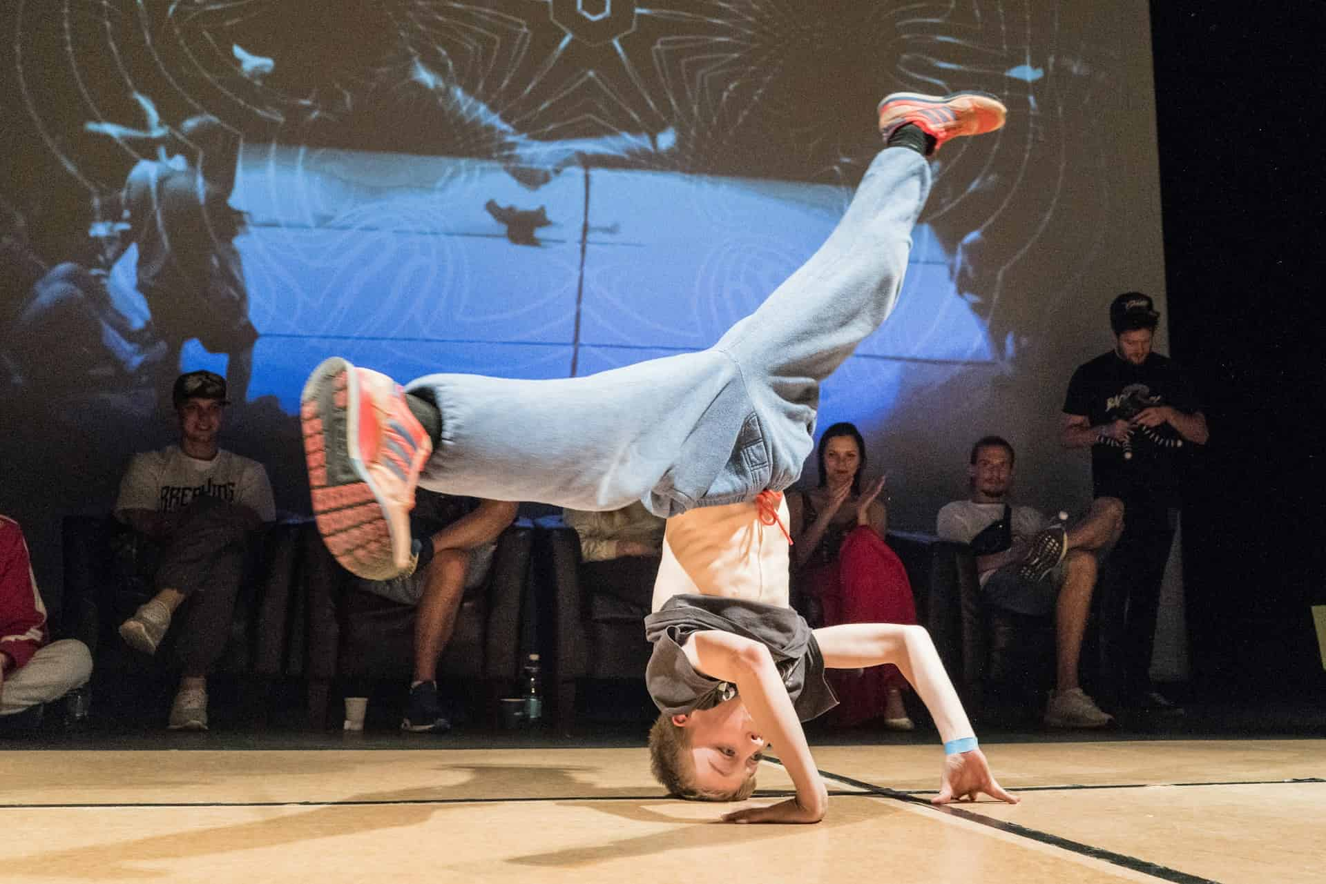 Initiation breakdance : une personne exécute une figure