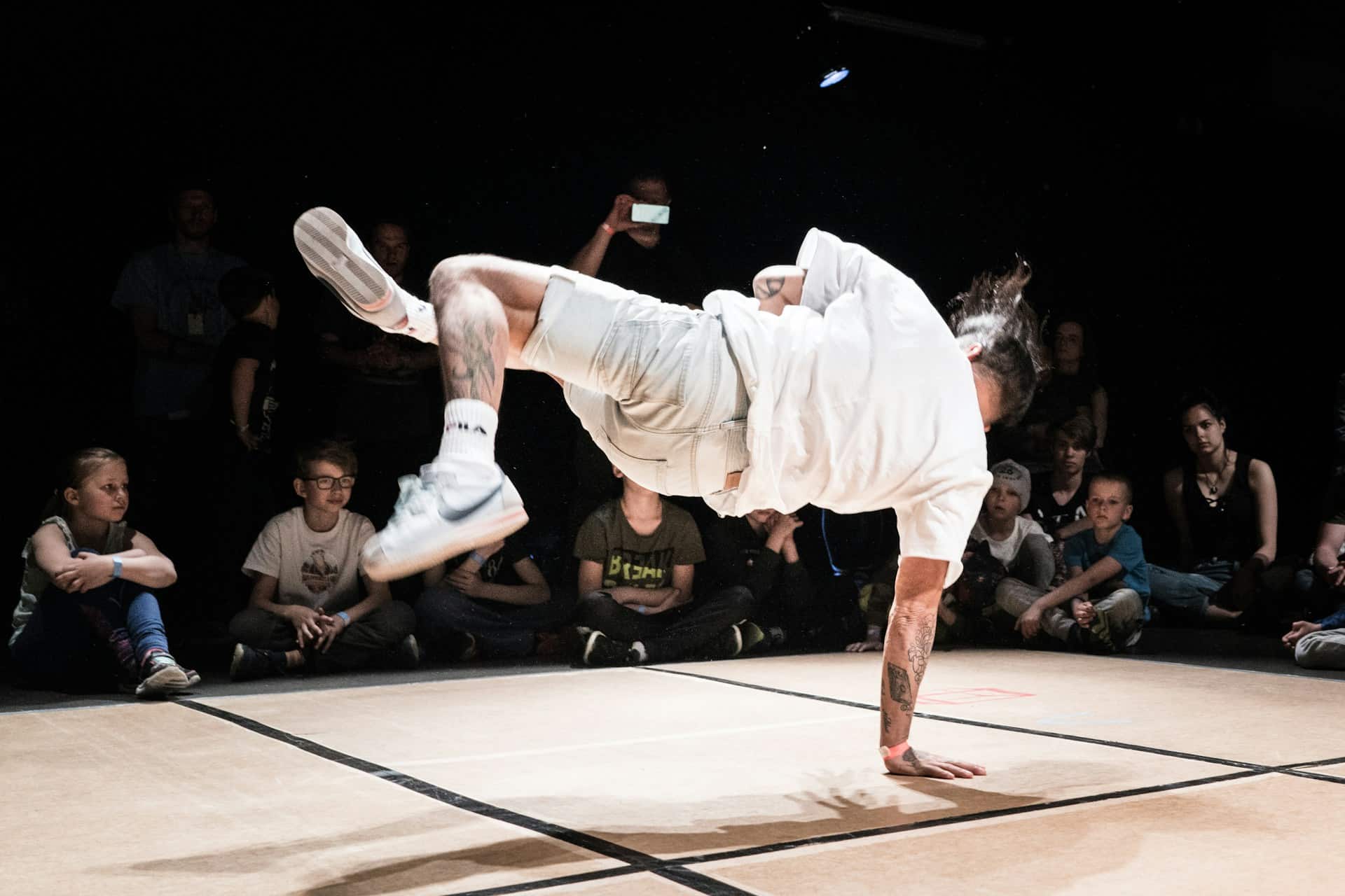 Initiation breakdance : un homme fait une pose de breakdance