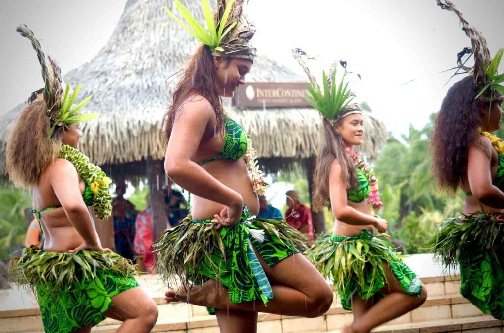 Tahiti danse : un groupe de femmes danse