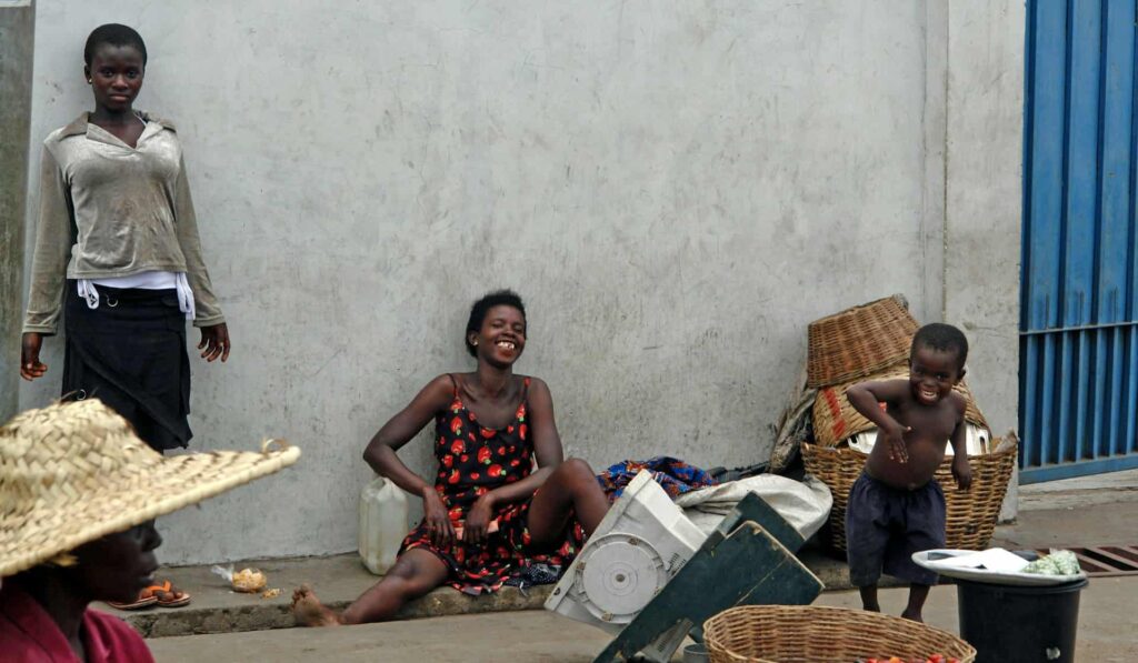 danse guadeloupe : des personnes sourient dans la rue