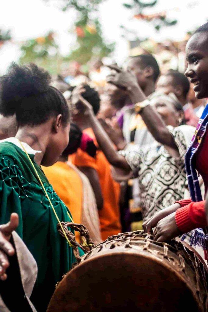 danse guadeloupe : des personnes dansent autour d'un tambour
