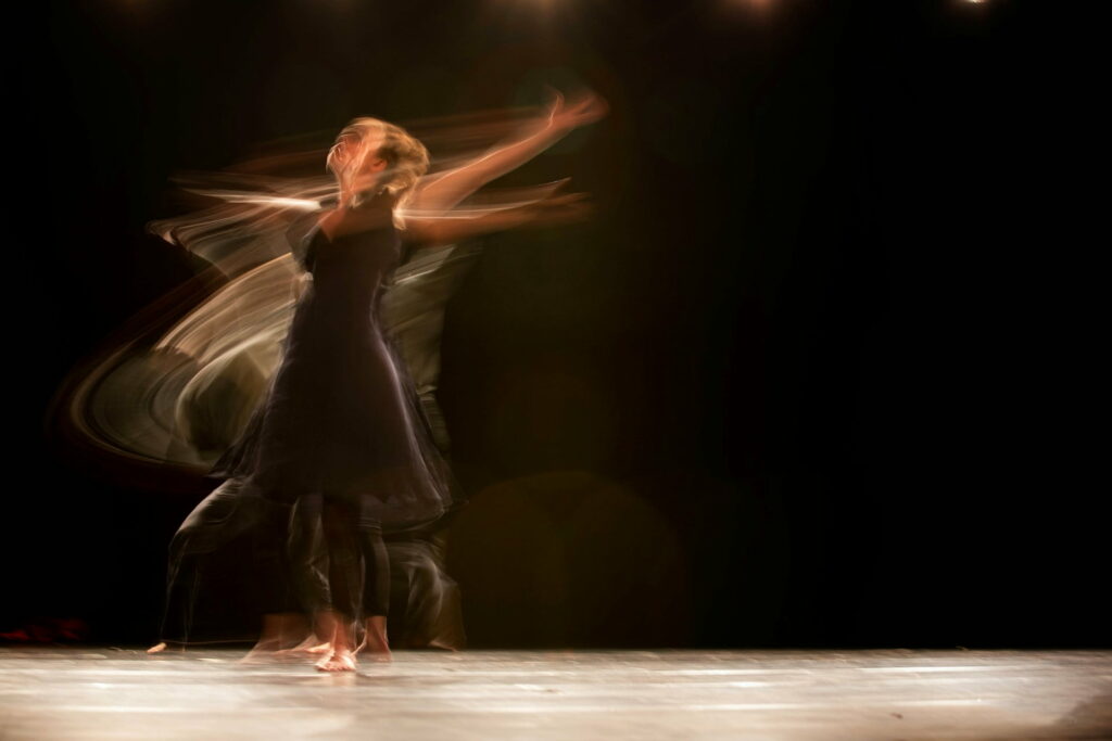 Une femme danse la danse baroque