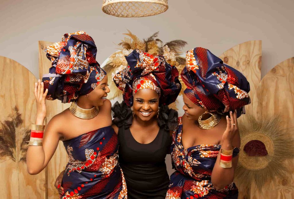 Des femmes portent des vêtements traditionnels pour la danse haitienne