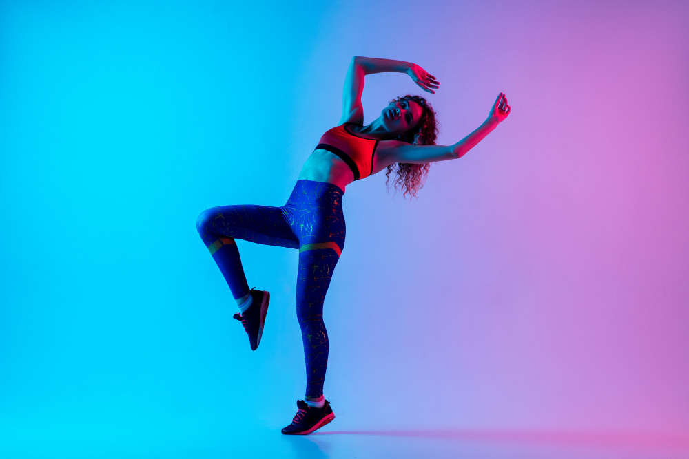 Une femme réalise une danse electro